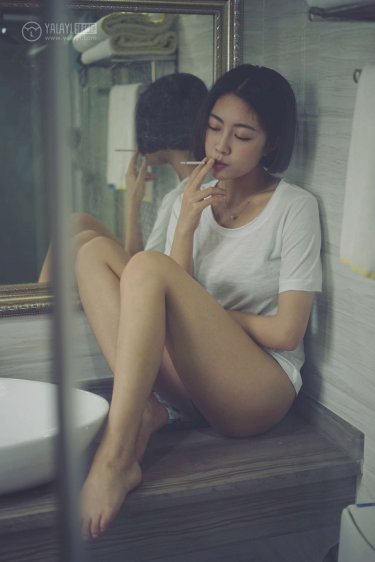 大胸美女脱个精光